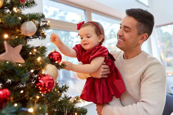 Glücklicher Vater und kleines Mädchen schmücken Weihnachtsbaum — Stockfoto