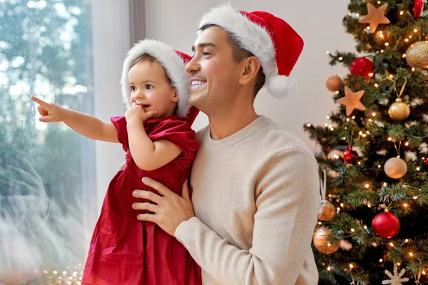 Vader en baby dochter op kerst thuis — Stockfoto