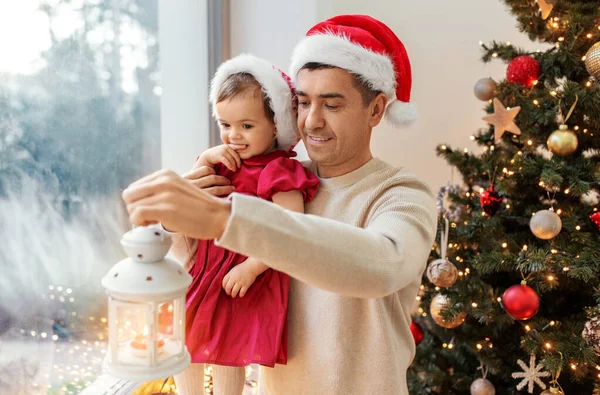 Otec a dcera na Vánoce doma — Stock fotografie