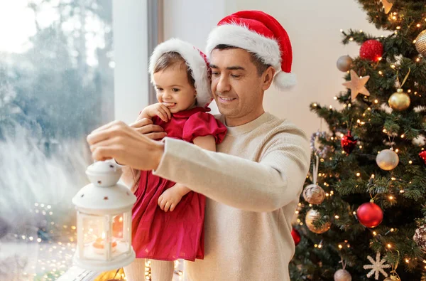 Vader en baby dochter op kerst thuis — Stockfoto