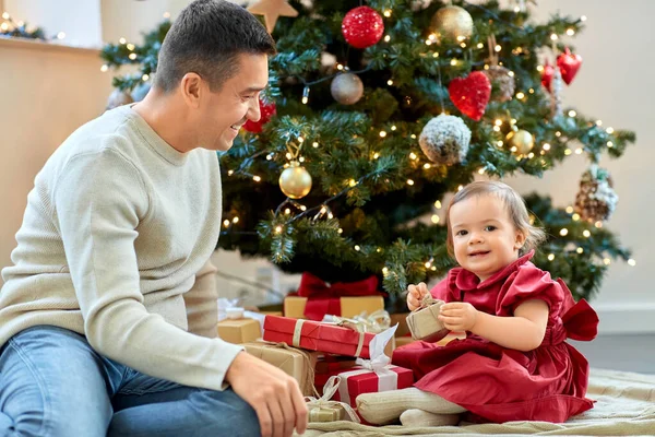 Mutlu baba ve bebek Noel 'de — Stok fotoğraf