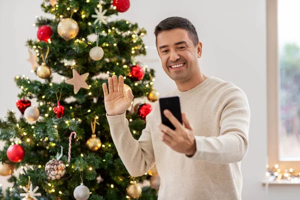 크리스마스에 스마트폰으로 비디오 통화를 하는 남자 — 스톡 사진