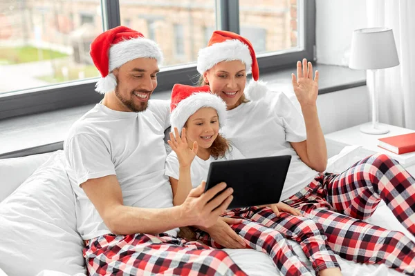 Familia feliz teniendo videollamada en Navidad en la cama — Foto de Stock