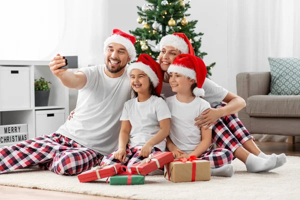 Χαρούμενη οικογένεια που βγάζει selfie τα Χριστούγεννα στο σπίτι — Φωτογραφία Αρχείου