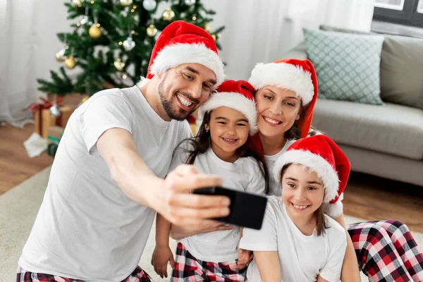 Šťastná rodina se selfie na Vánoce doma — Stock fotografie