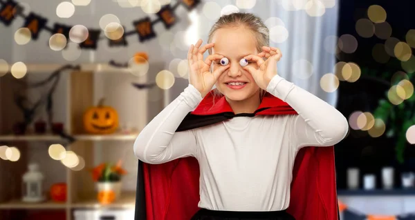 Meisje in halloween kostuum van dracula met oogballen — Stockfoto