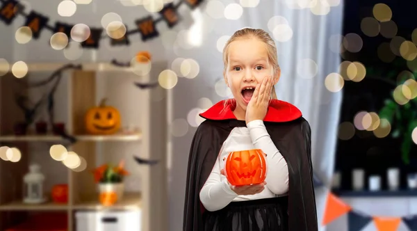 Menina em halloween traje de dracula com abóbora — Fotografia de Stock