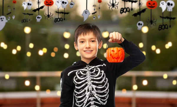 Jongen in Halloween kostuum met jack-o-lantaarn — Stockfoto