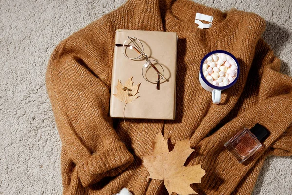 마시멜로 한잔, 책 및 스웨터 위의 잔 — 스톡 사진