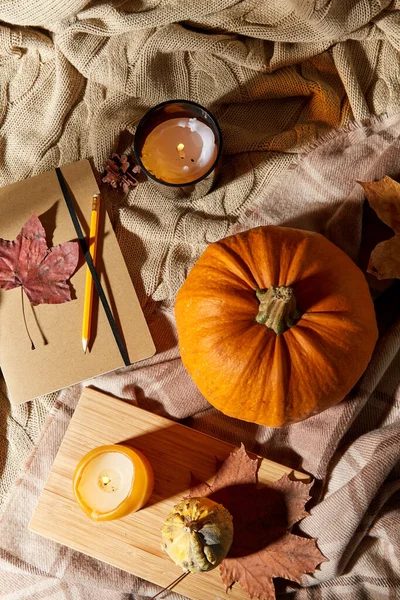 Abóboras, diário, lápis, folhas de outono e velas — Fotografia de Stock