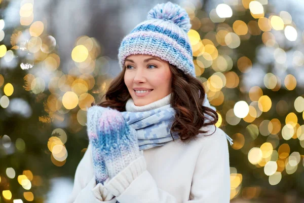 Lycklig kvinna promenader i jul stad på vintern — Stockfoto