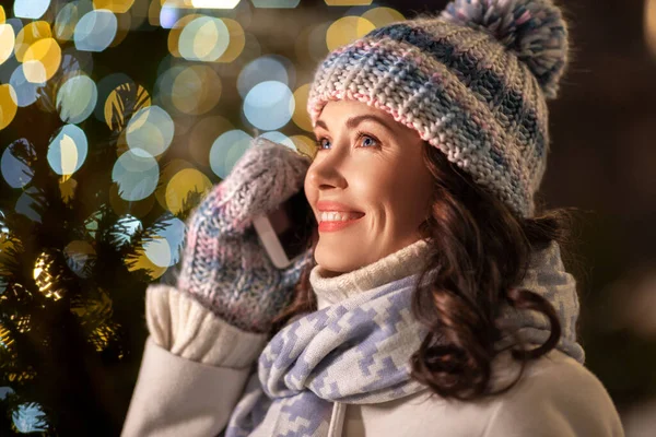 Mujer feliz llamando en el teléfono inteligente en Navidad — Foto de Stock