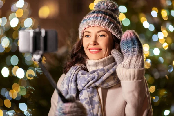 Femme heureuse prenant selfie de Noël sur smartphone — Photo