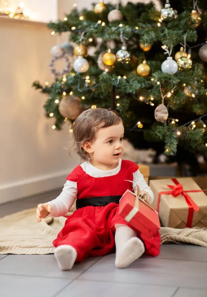 Niña feliz abriendo regalos de Navidad en casa —  Fotos de Stock