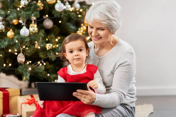 Nonna e bambina con regali di Natale — Foto Stock