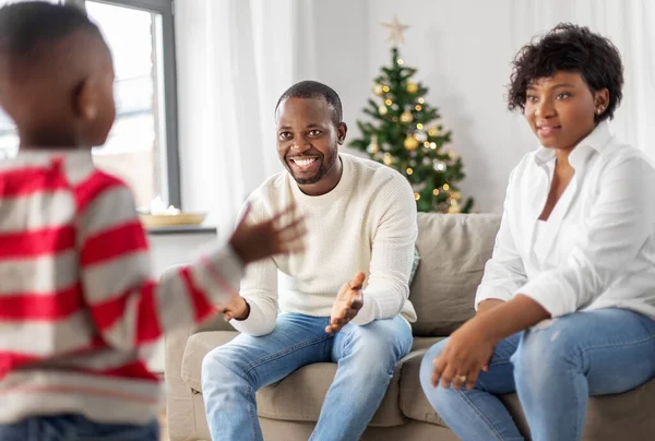 Boldog afro-amerikai család karácsonykor otthon — Stock Fotó