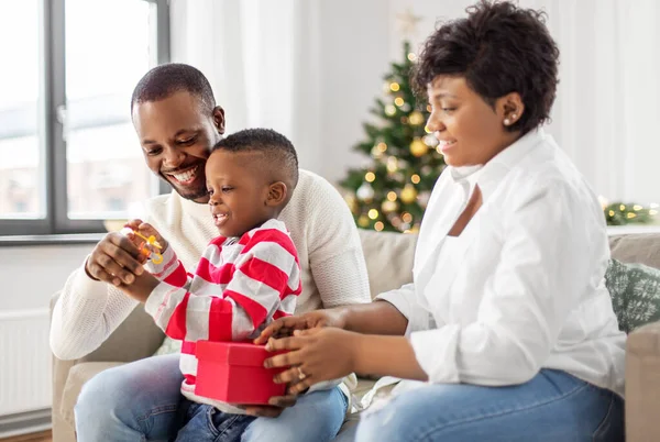 Африканська сім'я відкриває різдвяний подарунок вдома — стокове фото