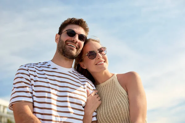 Casal feliz na praia de verão — Fotografia de Stock