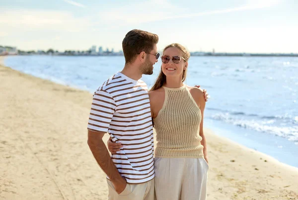 Pareja feliz en la playa de verano —  Fotos de Stock