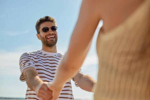 Gelukkig paar hebben plezier op de zomer strand — Stockfoto