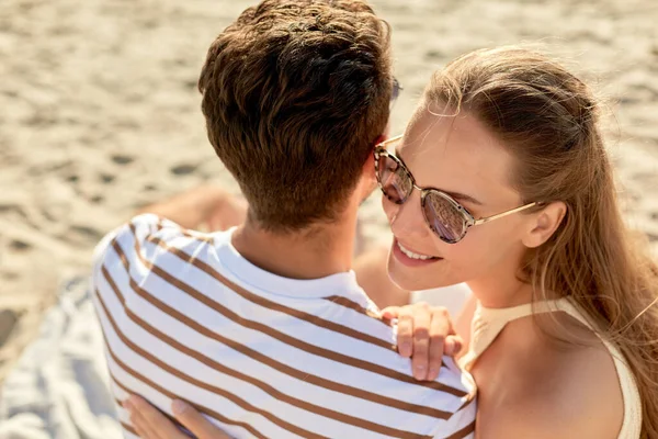 Boldog pár hűtés a nyári strandon — Stock Fotó