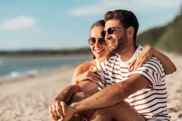 Felice coppia di relax sulla spiaggia estiva — Foto Stock