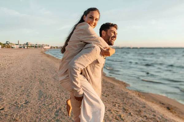 Casal feliz se divertindo na praia de verão — Fotografia de Stock