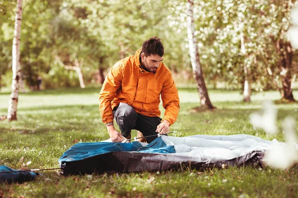 Homme installant la tente à l'extérieur — Photo