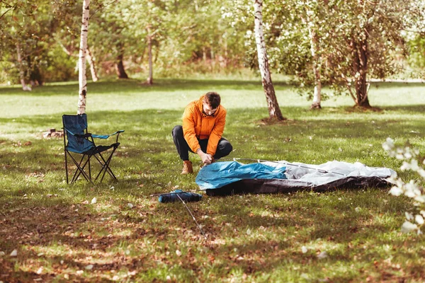 Uomo allestimento tenda all'aperto — Foto Stock