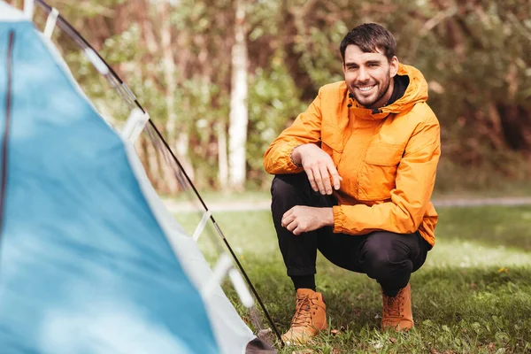 Homem a montar tenda ao ar livre — Fotografia de Stock