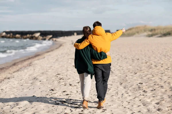 Paar spaziert am Herbststrand entlang — Stockfoto