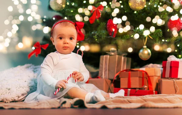 Menina sob árvore de natal com presentes em casa — Fotografia de Stock