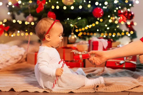 圣诞节树上的小女孩，家里带着礼物 — 图库照片