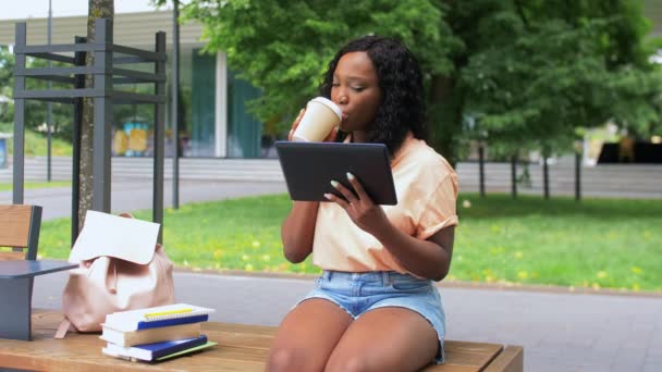 Μαθητριούλα με tablet pc και πίνοντας καφέ — Αρχείο Βίντεο