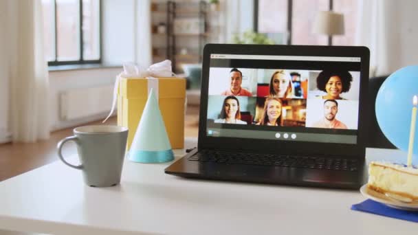 Laptop mit Menschen bei virtueller Geburtstagsparty — Stockvideo