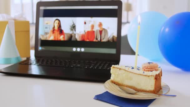Portátil con la familia teniendo fiesta de cumpleaños virtual — Vídeo de stock
