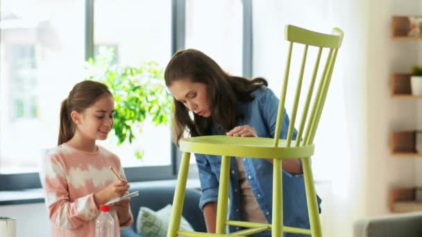 Mother and daughter with ruler measuring old chair — Stock Video