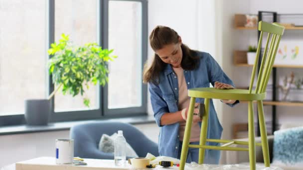 Femme ponçage vieille chaise ronde en bois avec éponge — Video