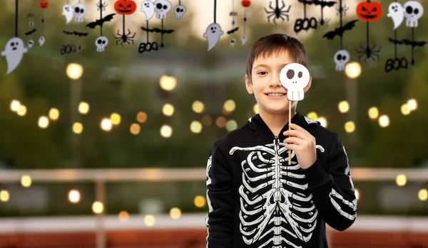 Jongen in halloween kostuum van skelet met schedel — Stockfoto