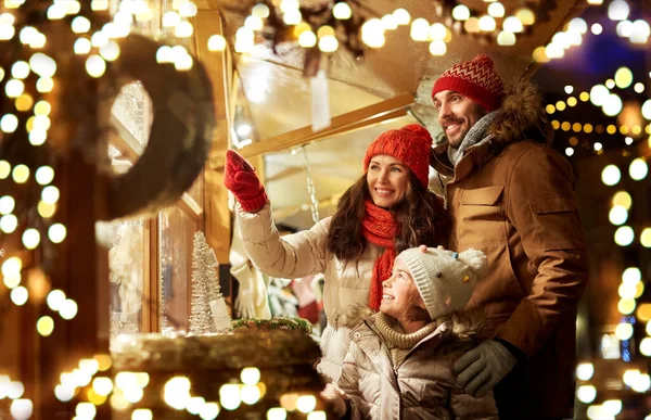 Szczęśliwa rodzina na rynku Bożego Narodzenia w mieście — Zdjęcie stockowe