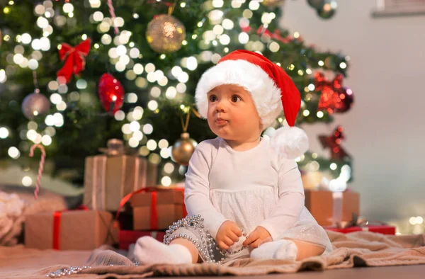 Kislány a karácsonyfán ajándékokkal otthon — Stock Fotó