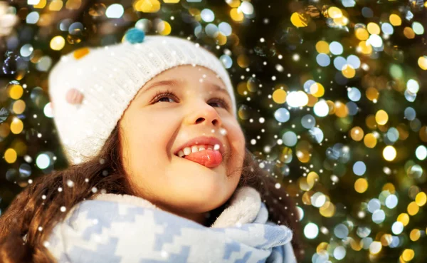 Glad liten flicka som har roligt på vintern park — Stockfoto