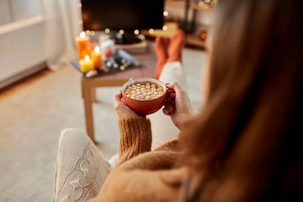 Mujer relojes tv y bebidas cacao en halloween — Foto de Stock