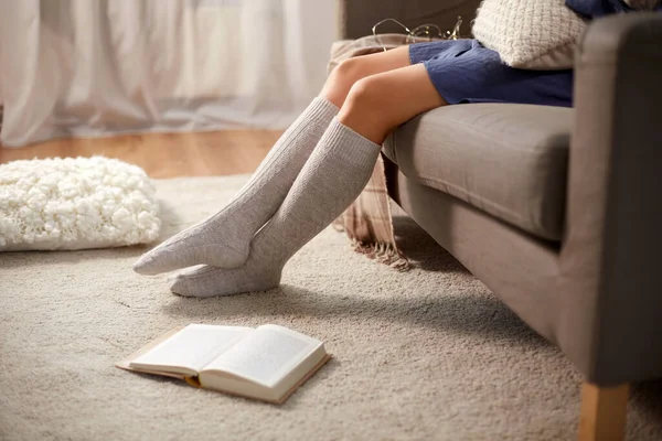 Femme en chaussettes avec livre sur le sol à la maison — Photo