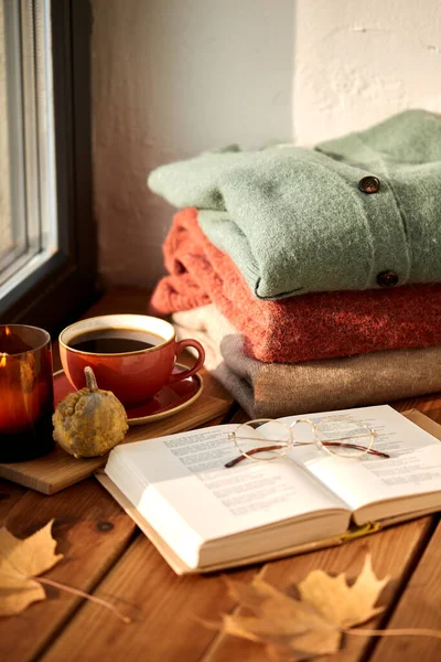 Libro, café y vela en el alféizar de la ventana en otoño —  Fotos de Stock