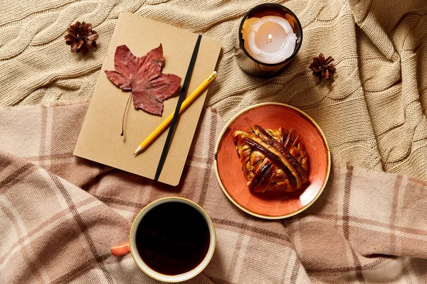 Deník, skořicová buchta, káva a svíčka na podzim — Stock fotografie