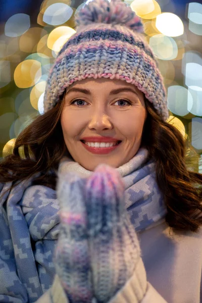 Retrato de la joven feliz en las luces de Navidad — Foto de Stock