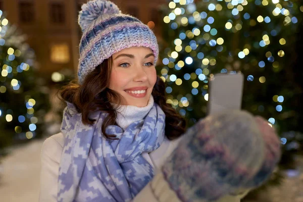 Femme heureuse avec smartphone dans la ville de Noël — Photo