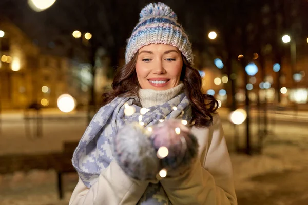 Femme heureuse marchant dans la ville de Noël en hiver — Photo