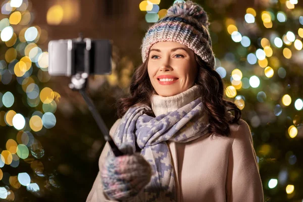 Femme heureuse prenant selfie de Noël sur smartphone — Photo